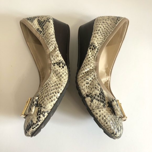 Cole Haan Emory 2 Bow Wedge Pump Roccia Snake 5.5 - Picture 8 of 9